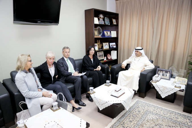 عبدالعزيز الماجد مستقبلا اعضاء الوفد البرلماني النمساوي 