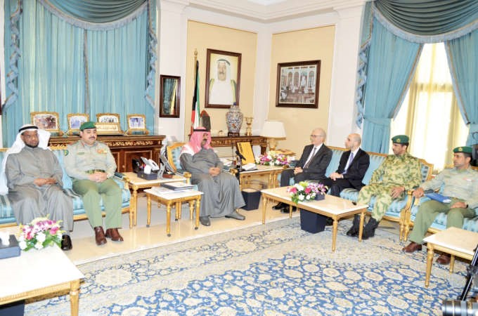  الشيخ مشعل الاحمد خلال اللقاء مع وفد المعهد 