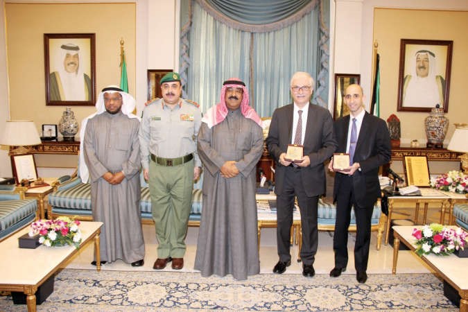 الشيخ مشعل الاحمد خلال استقباله دكاظم بهبهاني والوفد المرافق 