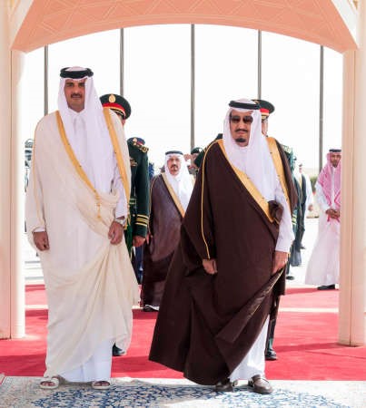 خادم الحرمين الشريفين الملك سلمان بن عبدالعزيز مستقبلا امير قطر الشيخ تميم بن حمد ال ثاني بمطار الملك خالد الدولي في الرياض امس	واس ﻿