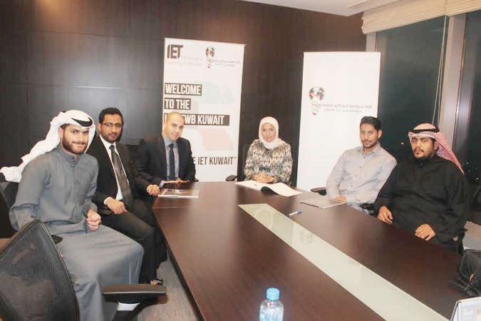 دعبدالرحمن صالح ومزينب القراشي مع عدد من المتطوعين
