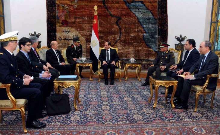 الرئيس المصري عبدالفتاح السيسي مجتمعا بوزير الدفاع الفرنسي جون ايف لودريان في القاهرة امس الاول رويترز