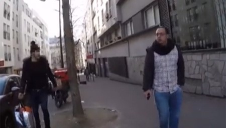 بالفيديو.. صحفي يهودي يُواجه بشتائم وهتافات وبصق "عاشت فلسطين" بقلب باريس