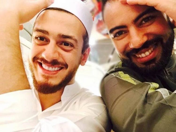 بالصور.. سعد المجرد يؤدي العمرة برفقة زملائه الفنانين