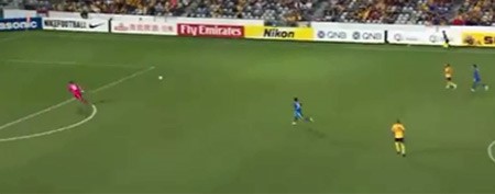 بالفيديو...مدافع يرتكب خطأ كارثياً بإرجاع الكرة إلى حارسه! 