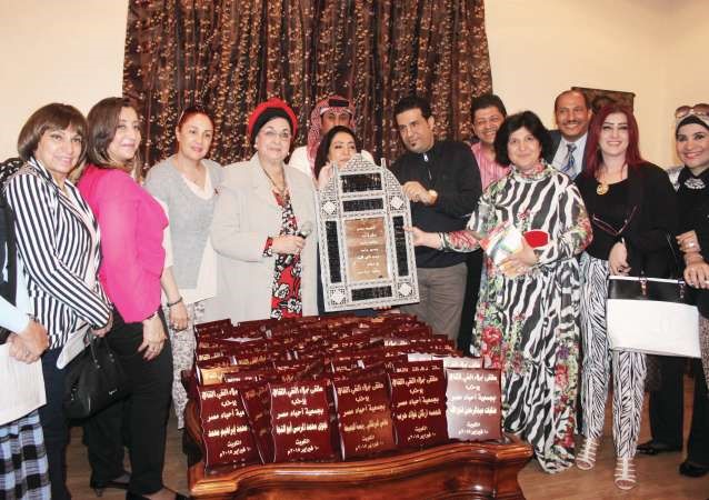 تبادل دروع التكريم بين ملتقى النقي ووفد احباء مصر بحضور الفنانة شيرين﻿