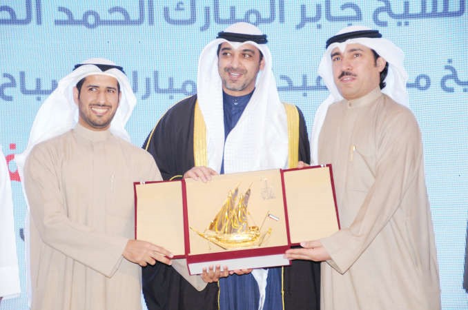 الشيخ محمد العبدالله يسلم علي الفهد جائزة المركز الاول لجمعية مشرف التعاونية انور الكندري