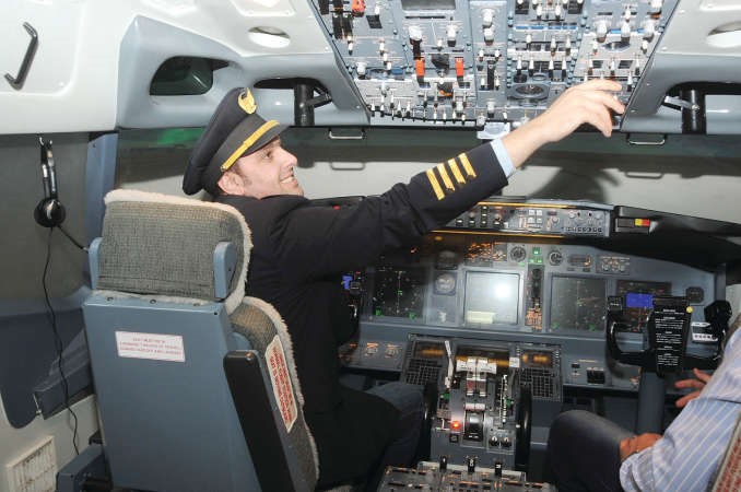 الكابتن هادي خلال تجربة الاقلاع عبر جهاز المحاكاة المطابق لطائرة البوينغ 737 