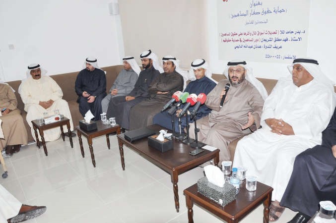 فهد الشريعان متحدثا خلال الندوة وبجانبه عدنان الدليمي ودبدر الملا احمد علي