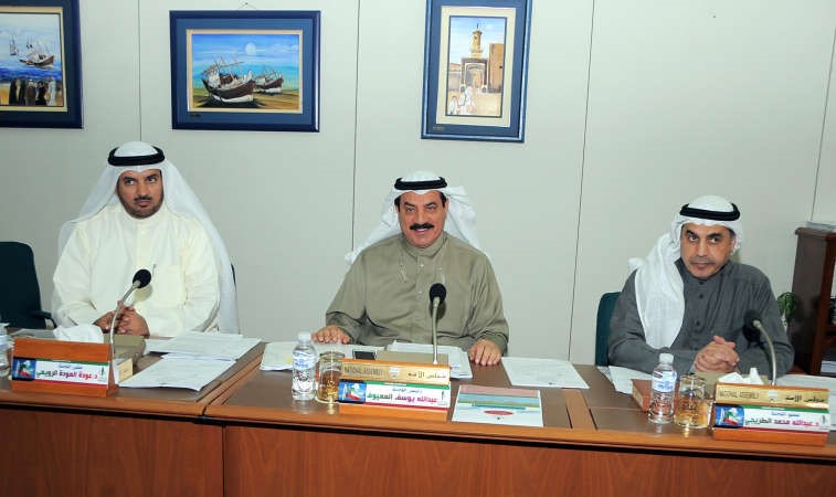 دعبدالله الطريجي وعبدالله المعيوف وحمدان العازمي اثناء اجتماع اللجنة