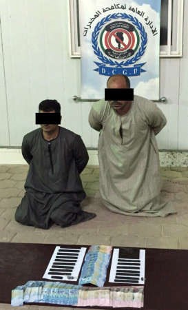 المصريان وامامهما المضبوطات 