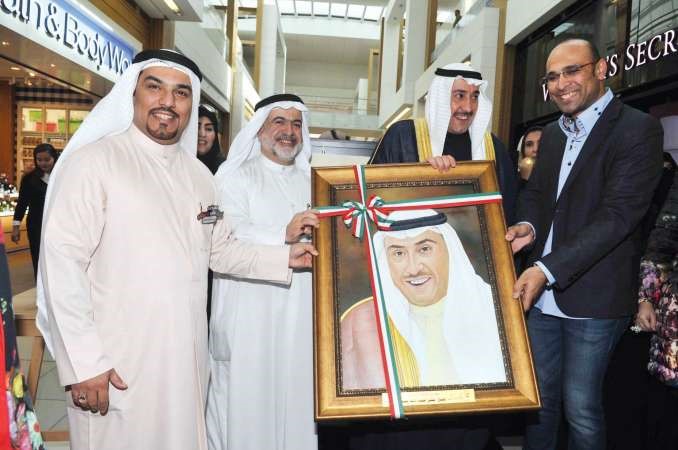 الشيخ فيصل الحمود يتسلم هدية تذكارية من فارس يسري الميري﻿