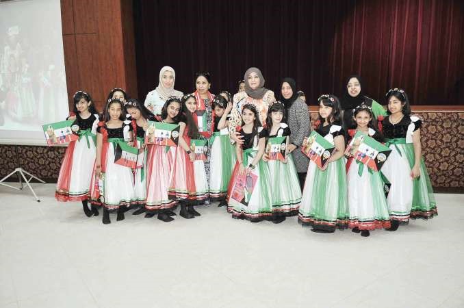 اعضاء هيئة التدريس في المدرسة مع الطالبات﻿