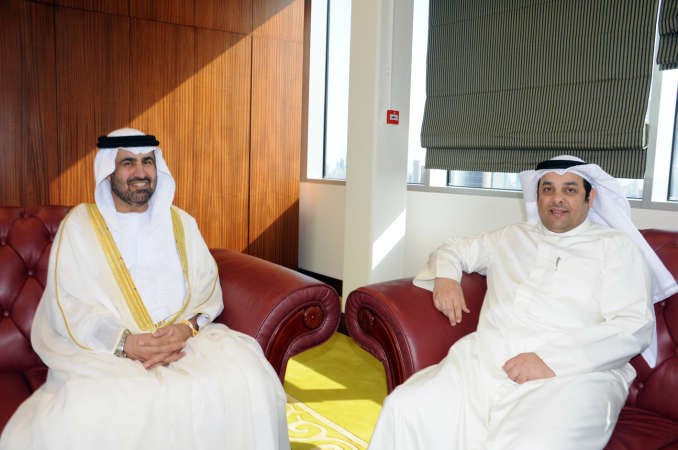 يعقوب الصانع مستقبلا السفير الاماراتي رحمة حسين الزعابي