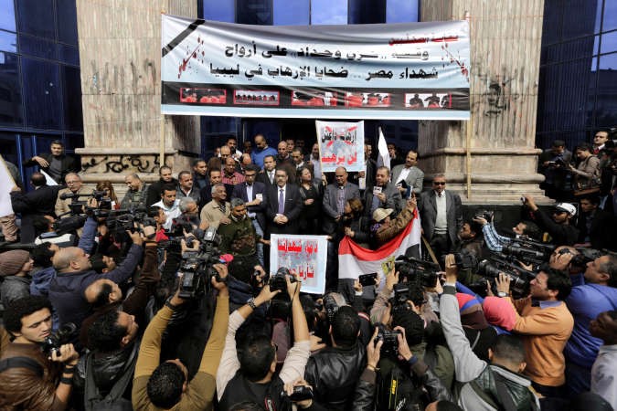 وقفة حداد لنقابة الصحافيين المصرية امس على ارواح القتلى الاقباط الذين سقطوا على يد داعش في ليبيا اپ