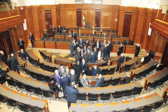 عدد من النواب الذين حضروا في قاعة البرلمان لحضور الجلسة 19 لانتخاب الرئيس التي لم يكتمل نصابها محمود الطويل