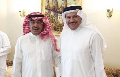دعبداللطيف الزياني مستقبلا عضو الامانة العامة لاتحاد الصحافة الخليجية الزميل عدنان الراشد 