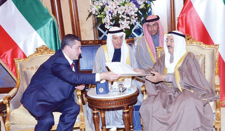 صاحب السمو يتلقى رسالة الرئيس التركي من السفير صالح مراد تامير﻿