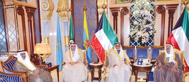صاحب السمو الامير الشيخ صباح الاحمد مستقبلا المستشار يوسف المطاوعة والمستشار محمد بن ناجي والمستشار ضرار العسعوسي﻿
