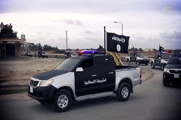 بالفيديو والصور.. استعراض سيارات شرطة داعش الحديثة الطراز في شوارع بنغازي
