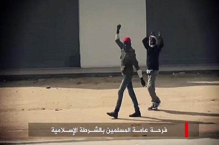 بالفيديو والصور.. استعراض سيارات شرطة داعش الحديثة الطراز في شوارع بنغازي
