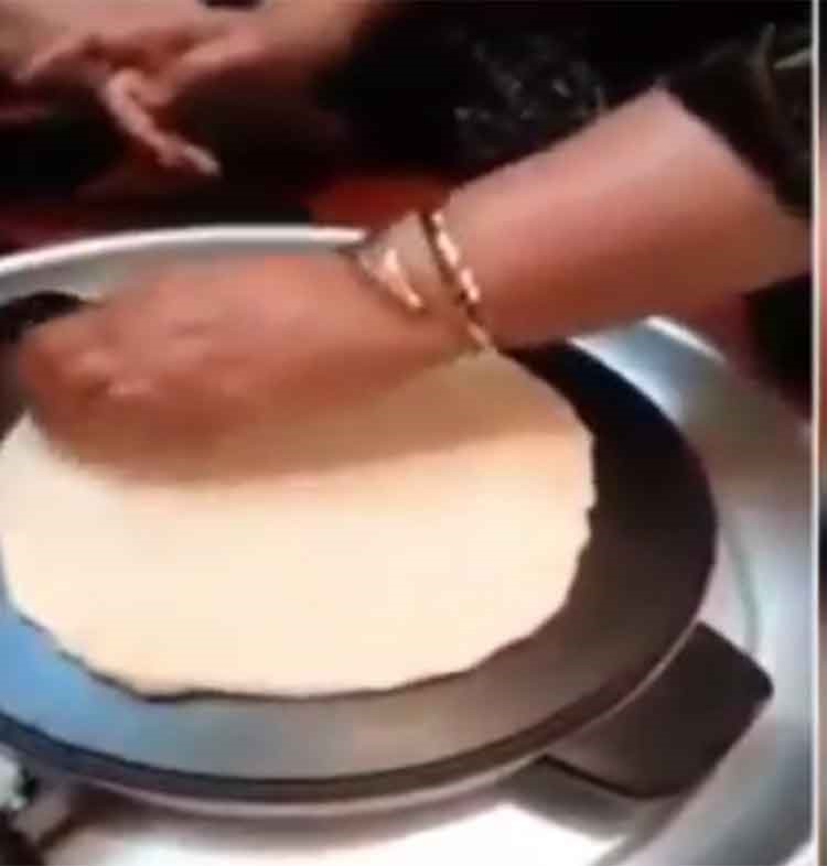 شاهد فيديو طريف لمسنة تخبز التميس في منزلها 