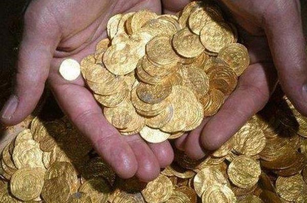 بالفيديو والصور.. إسرائيل تعثر على أكبر كنز ذهبي من عملات ودنانير الخليفة الفاطمي الذي منع الملوخية!