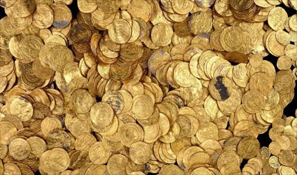 بالفيديو والصور.. إسرائيل تعثر على أكبر كنز ذهبي من عملات ودنانير الخليفة الفاطمي الذي منع الملوخية!
