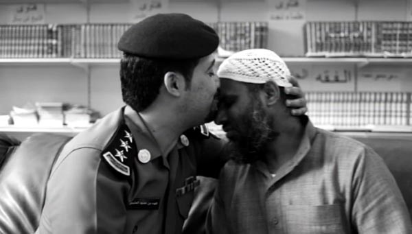 بالفيديو.. ضابط سعودي يقبّل رأس سجين بنغلاديشي
