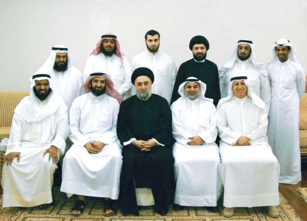 السيد علي الامين يتوسط اعضاء المبرة
