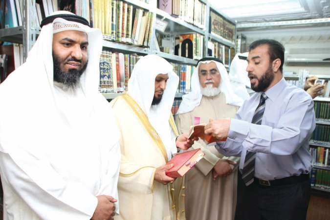 الشيخ ماهر المعيقلي اثناء زيارته للمكتبة
