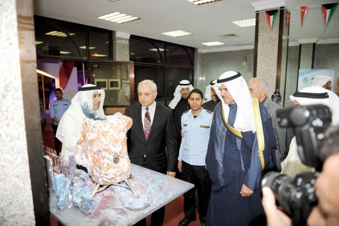الوزيران العيسى والحمود في جولة بالمعرض الفني ﻿