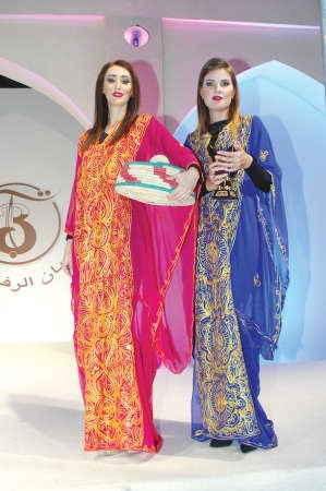 عارضتان بزيهما التراثي﻿