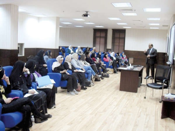 دخالد الصالح متحدثا خلال الدورة التدريبية﻿