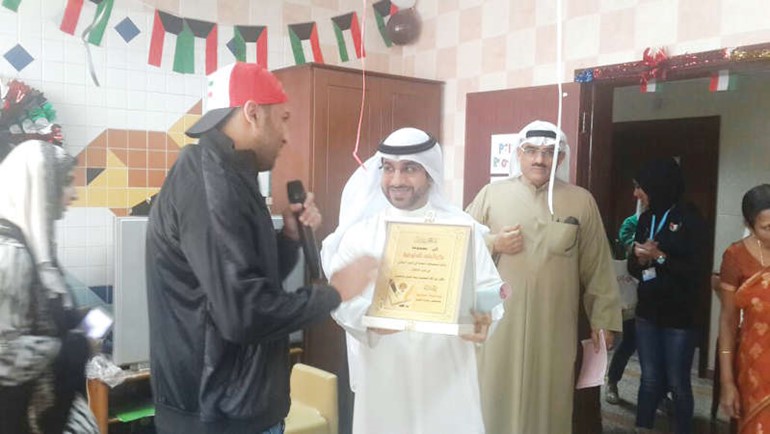 دمحسن العجمي يكرم مقدم الفقرات الترفيهية للاطفال