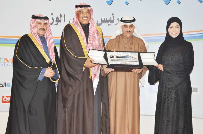 الشيخ صباح الخالد يكرم احدى الفائزات بحضور الشيخ مبارك الدعيج وايمن العلي	احمد علي﻿