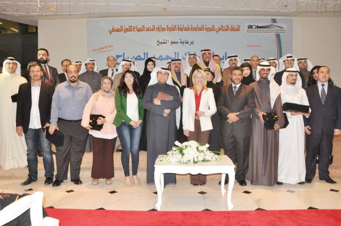 الشيخ صباح الخالد والشيخ مبارك الدعيج وايمن العلي في صورة جماعية مع اللجنة المنظمة والفائزين ﻿