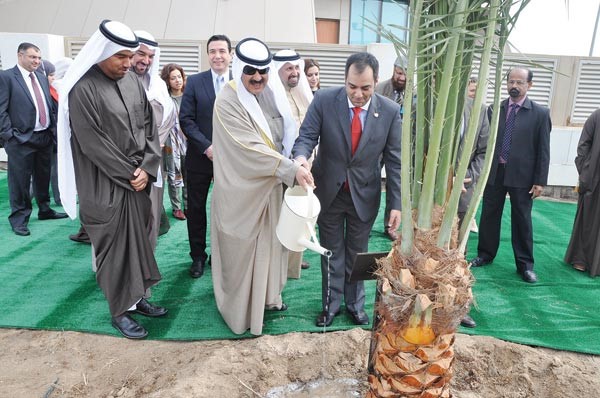 خالد الجار الله يسقي نخلة داخل بيت الامم المتحدةاحمد علي