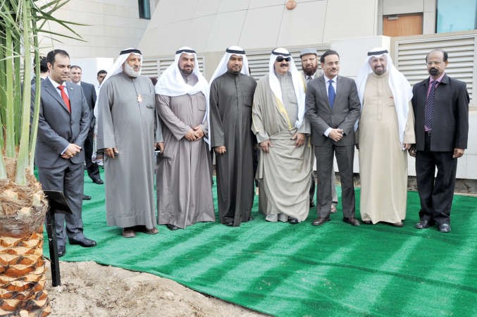 خالد الجارالله وعدد من المشاركين في المناسبة﻿