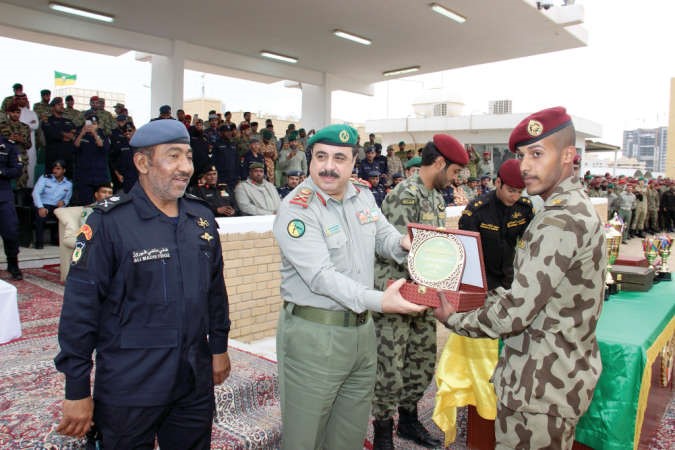 مهاشم الرفاعي مكرما احد خريجي الدورات
