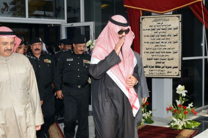  الخالد يحيي الضباط خلال جولة له في المبنى 