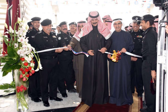 الشيخ محمد الخالد وم عبدالعزيز الابراهيم خلال افتتاح المبنى الجديد لمديرية امن مبارك الكبير 