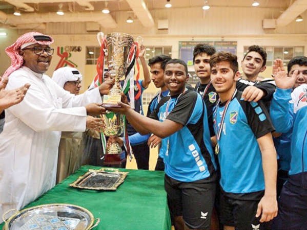 ابطال السماوي يتسلمون الدرع وكاس البطولة من رئيس الاتحاد ناصر صالح