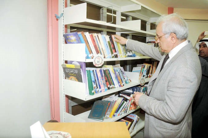 دالعيسى متفقدا مكتبة مدرسة العبدلية المتوسطة﻿