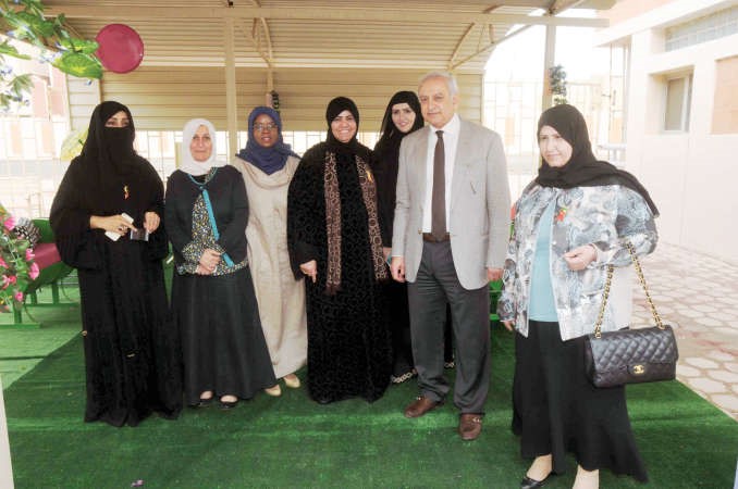 دبدر العيسى وبدرية الخالدي مع ادارة مدرسة العبدلية المتوسطة	محمد خلوصي﻿