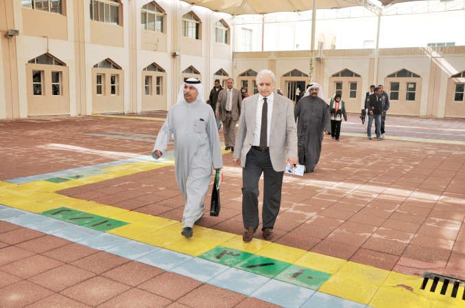 دبدر العيسى خلال زيارته الى مدرسة فاطمة الهاشمية الثانوية	احمد علي﻿