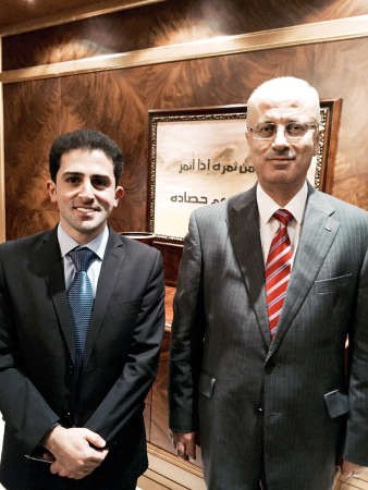رئيس الوزراء الفلسطيني رامي الحمدالله مع مدير التحرير الزميل محمد الحسيني﻿