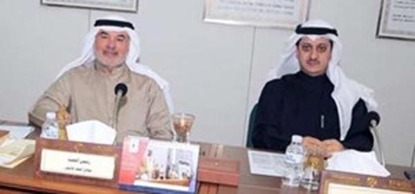 فارس العتيبي وصالح عاشور خلال اجتماع اللجنة﻿