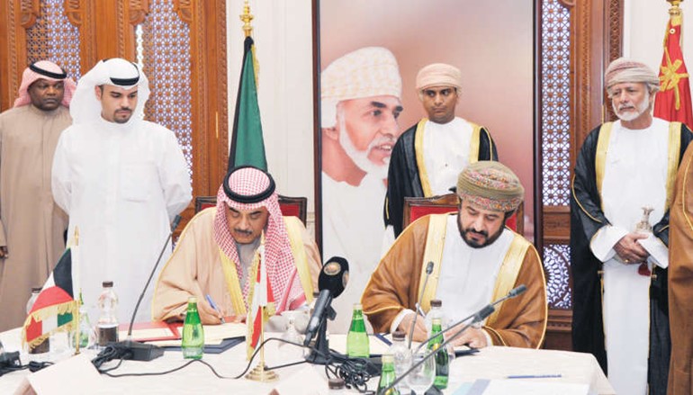 الشيخ صباح الخالد خلال توقيع عدد من اتفاقيات التفاهم مع سلطنة عمان 