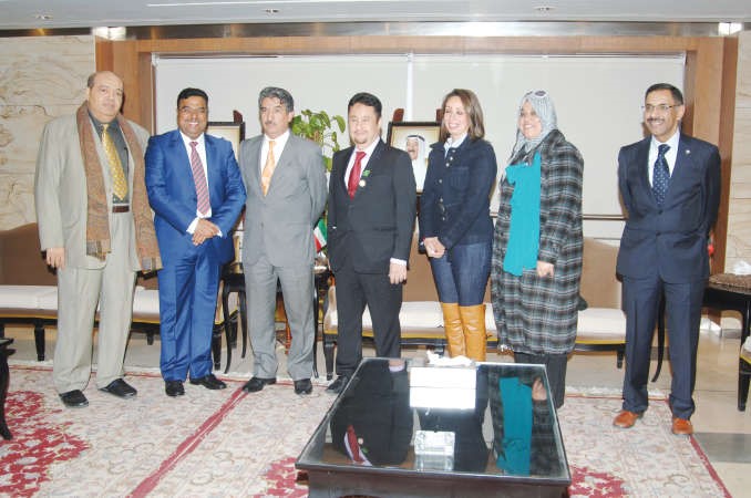 السفير سالم الزمانان مع وفد المنظمة العربية - الاوروبية وتبدو الزميلة هناء السيدناصر عبدالسيد﻿